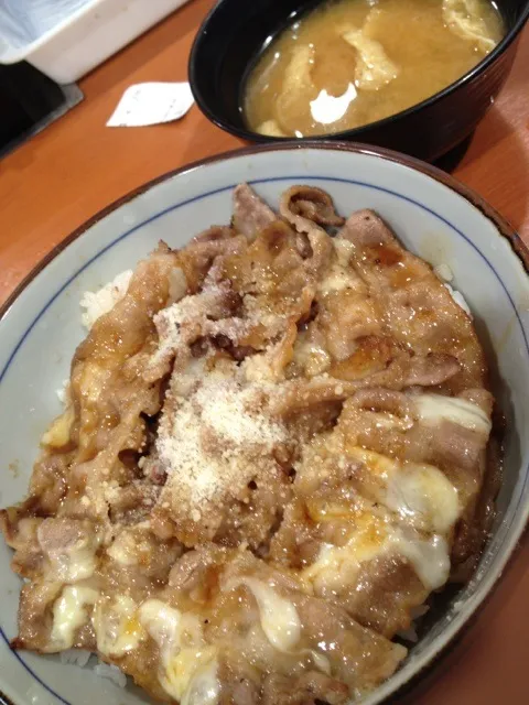 焼きチーズ牛丼|osakana555さん