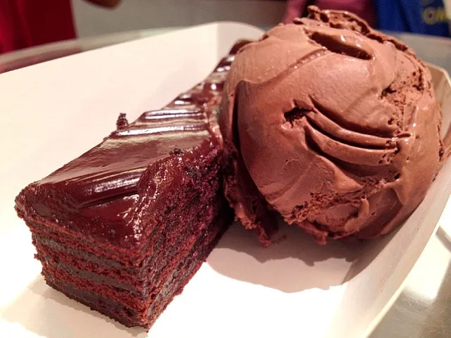 Super Stacked Chocolate cake with ice cream|prissyさん