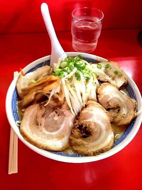 Snapdishの料理写真:ラーメンとおにぎりの店 譲 : 味噌チャーシュー麺|hella_freakyさん