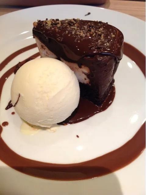 chocolate fudge cake with icecream :)|fongbeerzzさん