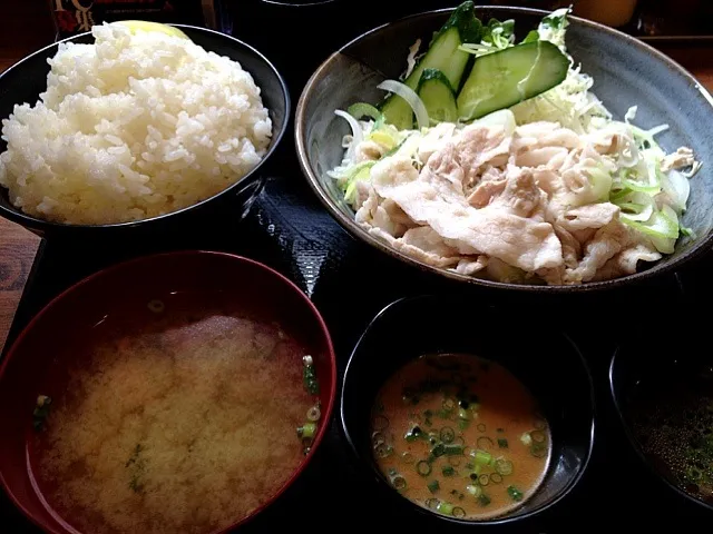 すたどんの豚しゃぶライス肉まし！おいしかったんとけど、無風で熱気のこもる席に案内されたから、味噌汁ぜんぜん飲めなかった。。|mariさん