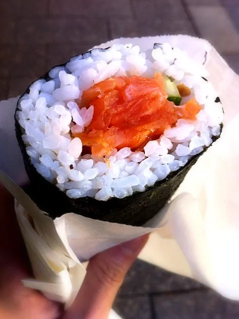 Snapdishの料理写真:smoked salmon sushi roll|Tinky 🍒さん