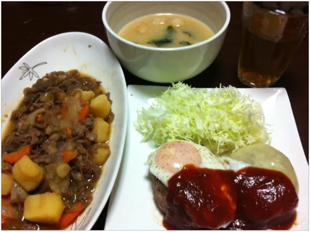 目玉焼き＆チーズのせハンバーグ🍴|ひろさん