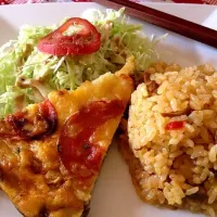 Snapdishの料理写真:A quick homemade lunch for a friend and my family: crustless veggie quiche, side salad, tumeric rice|Gigiさん