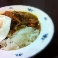 前日のハヤシライスの残りにカレー粉やスパイスいれてカレーにアレンジ。冷蔵庫にあった茄子と厚切りベーコン入れたょ♥|やすこさん