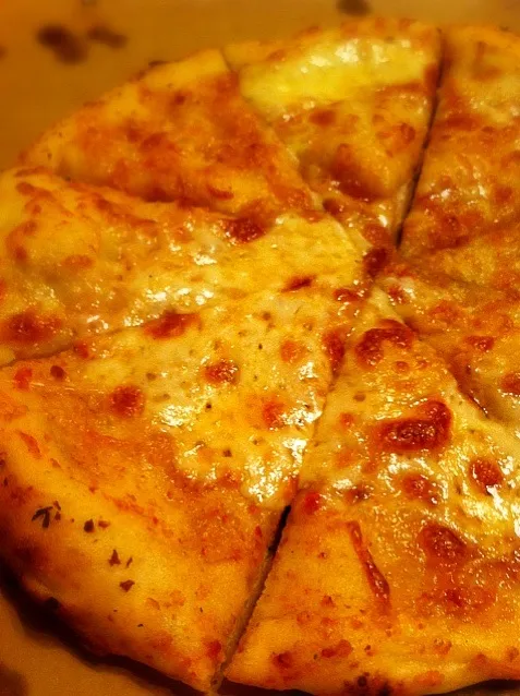 rob's cheesy garlic pizza (naan style)|tomomi tawaraさん