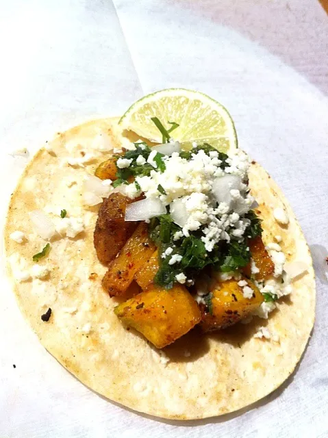 spiced kabocha squash taco with salsa verde and queso fresco|sharon lavoisneさん