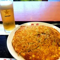 Snapdishの料理写真:梅蘭の焼きそばとビール|しげさん