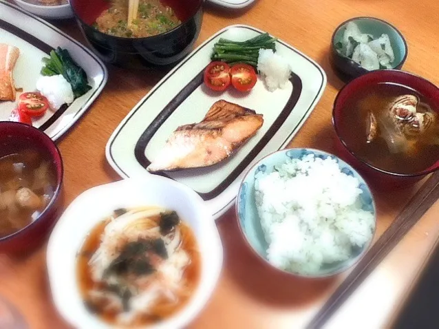 朝昼ごはん。塩ます、山芋、納豆、大根ゆかり漬、あさり味噌汁。ごはんおかわりしちゃった^^;|hoppycowさん