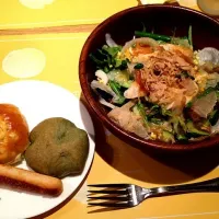 Snapdishの料理写真:蒸し若鶏と鰹風味和風サラダANDパン食べ放題|ふみなさん