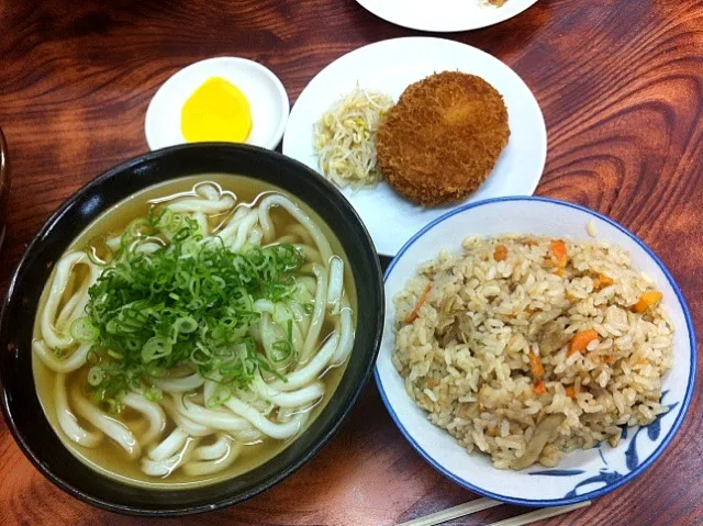 素うどん＋コロッケ＋かしわご飯大盛り|Yas Nakさん