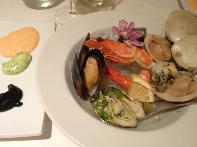 Snapdishの料理写真:Misto di pesce su ghiaccio con le sue salse|お家でbar!さん