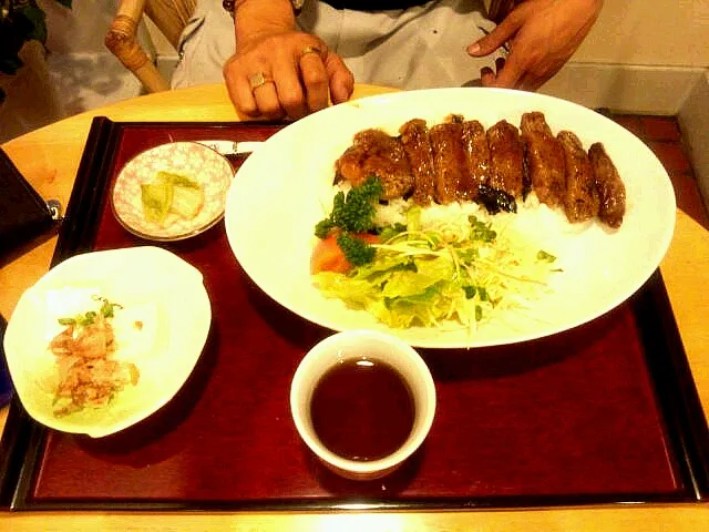 ステーキ丼|やたがい　ゆうりさん