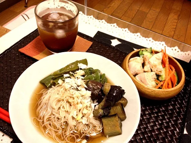 Snapdishの料理写真:茄子とししとうの煮浸し素麺、鶏胸肉のサラダ|ひかりさん