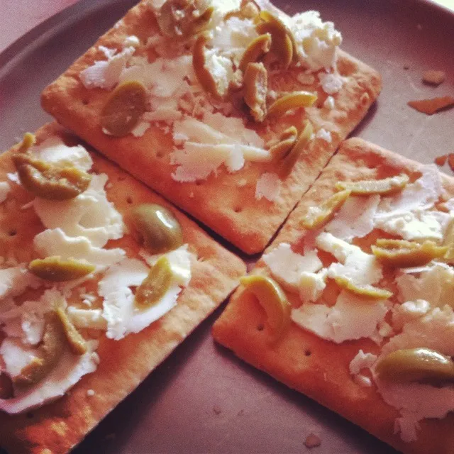 had olives and fetta crackers for breakfast:]|manasi bhargavさん