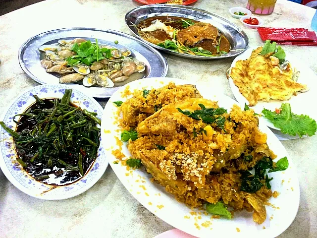 butter crayfish, sambal kang kong, steamed clams, snowfish 2 styles and Omelette in Fuyong style|genさん