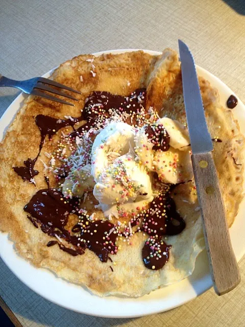 Pancake with icecream, banana and hot chocolate cream.|wallさん