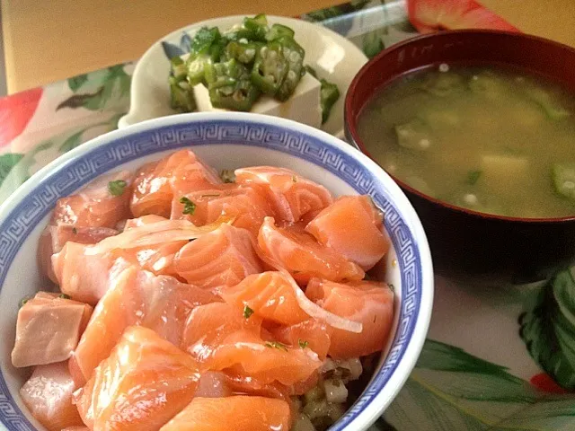 サーモン丼、冷奴オクラのせ、豆腐とオクラの味噌汁|miaco_macさん