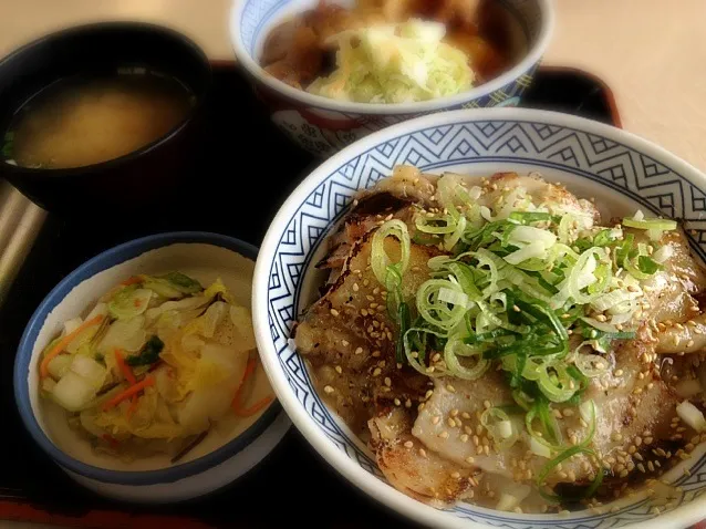 吉野家 ネギ塩豚丼 大盛|ひろろーんさん