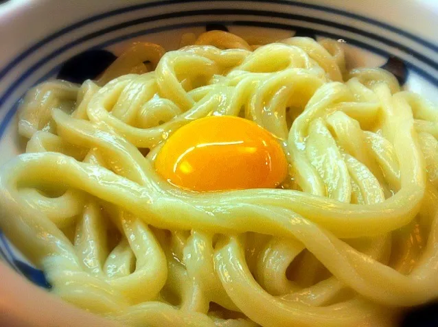 釜玉うどん。日曜の昼には絶品やね。|かとけんさん