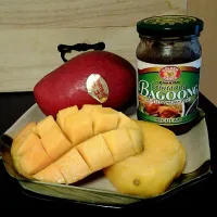 mango from okinawa japan with ginisang bagoong from philippines! yehey!|armieさん