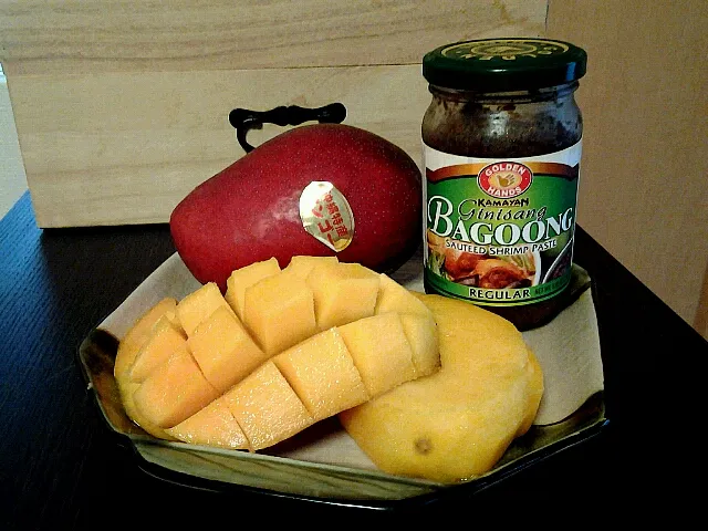 mango from okinawa japan with ginisang bagoong from philippines! yehey!|armieさん