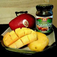 mango from okinawa japan w/ ginisang bagoong from philippines! yehey!(^o^)/|armieさん