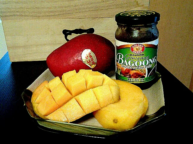 mango from okinawa japan w/ ginisang bagoong from philippines! yehey!(^o^)/|armieさん