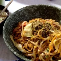 カップ焼きそばは味気ないので、結局、富士宮焼きそばにしたよ。魚粉かかってて美味しい。(๑′ᴗ‵๑)|ひろぱげさん