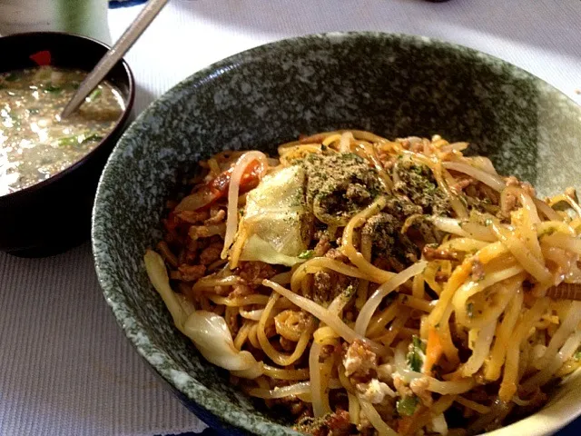 カップ焼きそばは味気ないので、結局、富士宮焼きそばにしたよ。魚粉かかってて美味しい。(๑′ᴗ‵๑)|ひろぱげさん