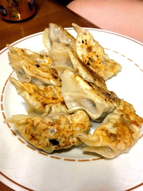 妹への餃子ゎ、焦げなかったけど焼きが足らず(´Д` )|tomomiさん