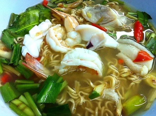 Instant noodle Tomyum seafood|Issara. 🍴さん