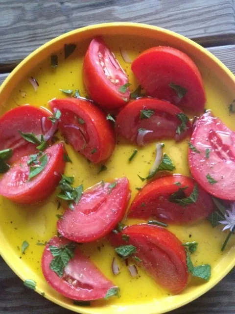 tomatoes with herbs|wendy sidewaterさん