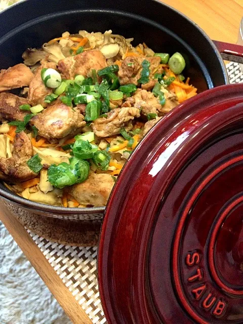 STAUBで炊いた鶏かやくご飯|かなこさん