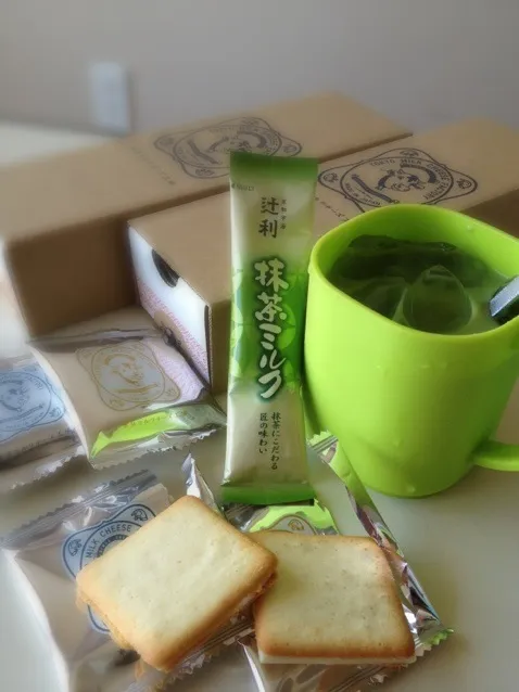 Snapdishの料理写真:カルディ抹茶ミルクと東京ミルクチーズ工場のクッキー|西山 哲明さん