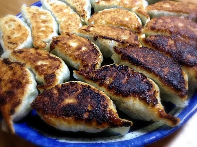 Snapdishの料理写真:焼きムラできてもうたが、味はよい餃子ができたよ。|SHIOYA, Hiromuさん