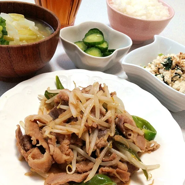 Snapdishの料理写真:肉野菜炒め・ほうれん草の白和え・きゅうりのわさび漬け・大根とキャベツの味噌汁|kie3さん