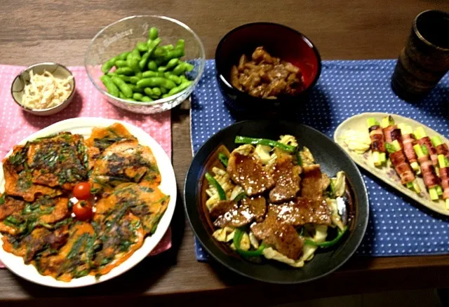 牛カルビ焼肉、ニラキムチチヂミ、スルメ、枝豆の塩茹で、牛すじ土手煮、アスパラベーコン巻、ビール|pentarouさん