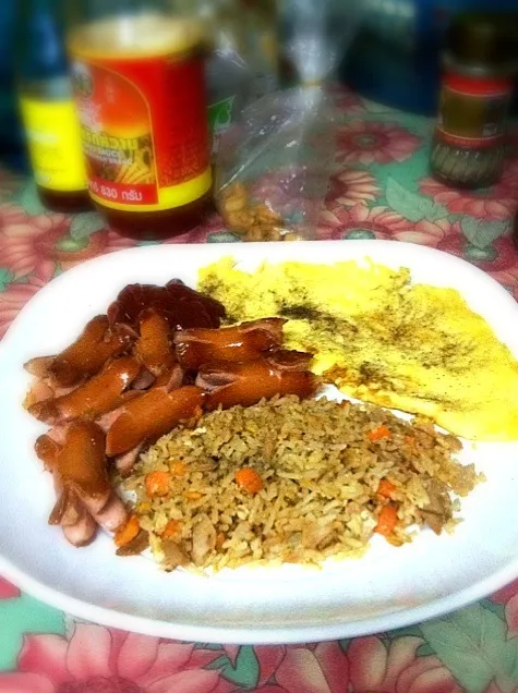 tuna fire rice with omlet&sausage|nartlada pinsirodomさん