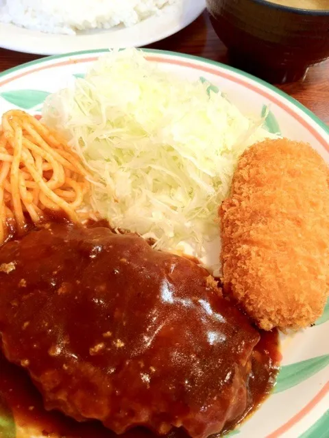 ハンバーグとカニクリームコロッケ。 #昼ごはん #昼飯|Takashi H.さん