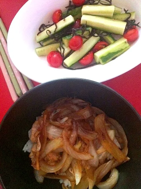 しょうが焼き丼ときゅうりと塩昆布をゴマ油であえたん|つぐみさん