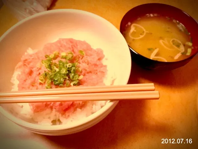 まぐろ丼、味噌汁|ことさん