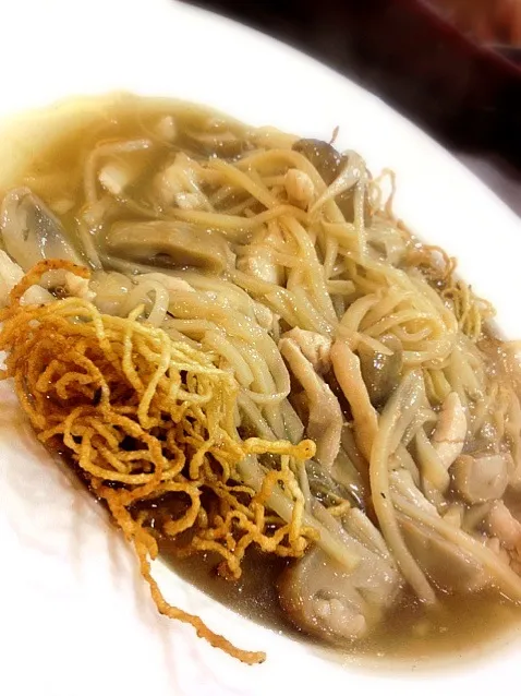 Snapdishの料理写真:Crispy Egg Noodle & Chicken Mushroom Gravy|Queenさん