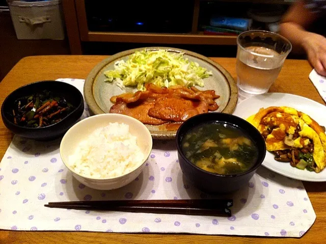 豚の生姜焼き、ひじき、納豆オムレツ。|takeharuさん