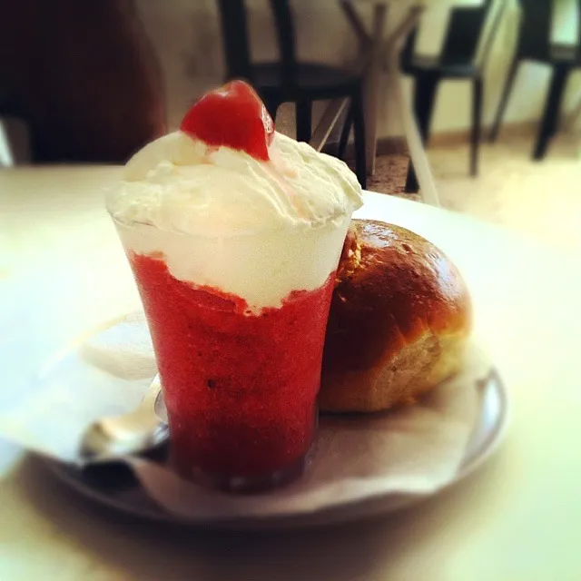 granita di fragola con brioche|federica rettaさん