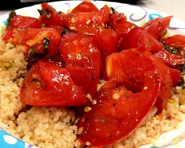 tomato basil salad on a bed of cous cous|Gauthamさん