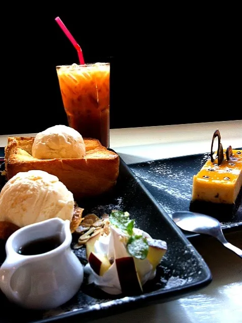 Honey Toast & PassionFruit cheese cake @Fabulous Khao San|didi kullawadeeさん