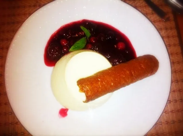 Snapdishの料理写真:vanilla pannacotta with berry compote|jaredyiiさん