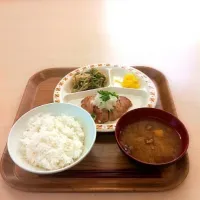 豚肉の甘辛焼き、ピーマンともやしのナムル、ごはん、味噌汁、漬物|まみこさん