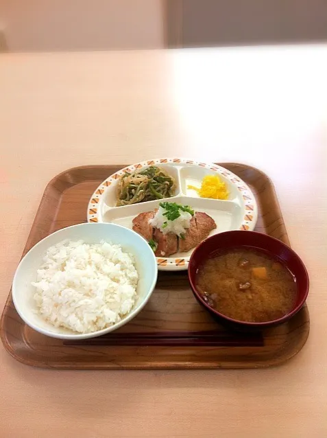 豚肉の甘辛焼き、ピーマンともやしのナムル、ごはん、味噌汁、漬物|まみこさん